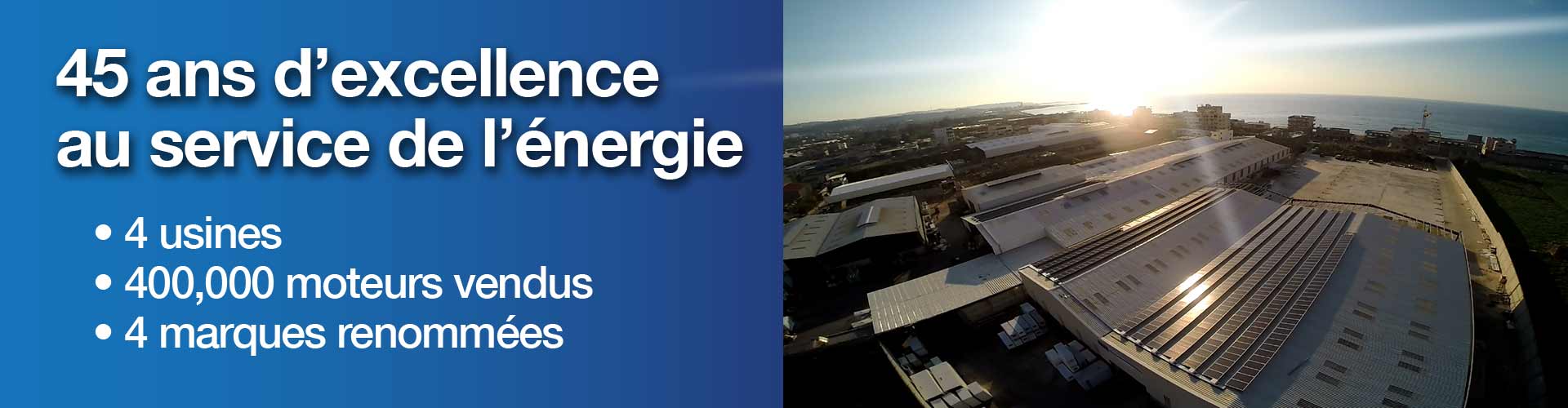 Bannière bleue avec le slogan 45 ans d’excellence au service de l’énergie et trois puces sur les atouts, vue aérienne d’installations solaires près de la mer au coucher du soleil.